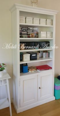 Libreria realizzata in legno e laccata colore bianco con 2 ante ripiani spostabili